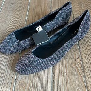 Zara flats brand new with tags size 10. Sparkly, iridescent look.🖤